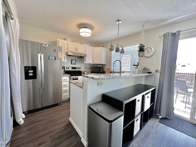 Building Photo - FURNISHED Two Bedroom Two Bath Condo on th...