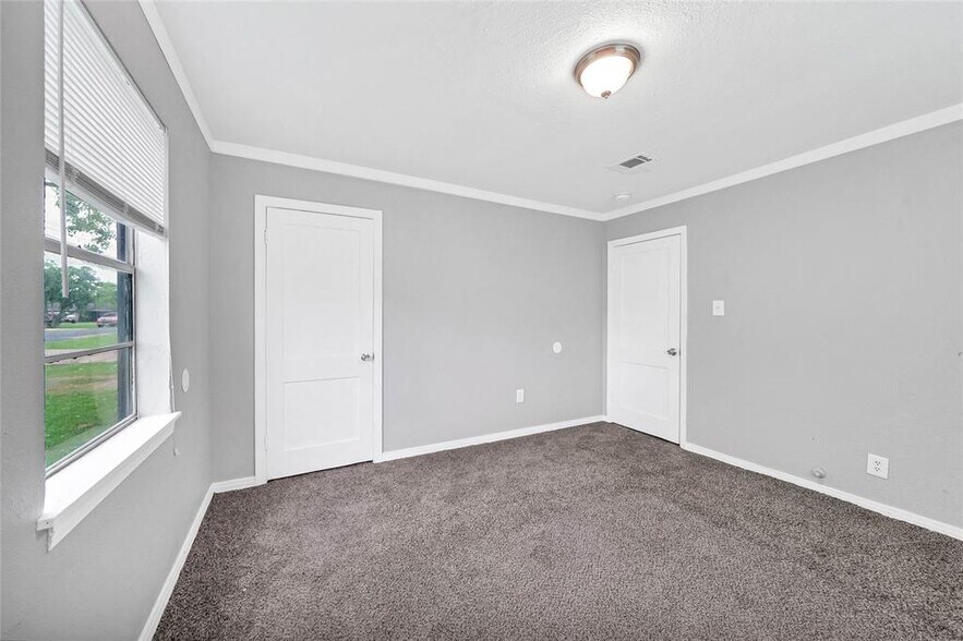 Building Photo - 304 Hemphill St