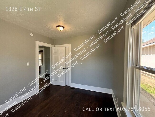 Building Photo - 1326 E 4th St