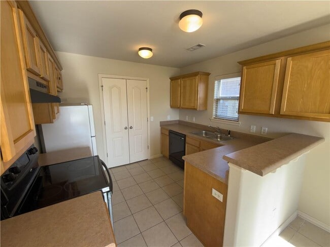 Building Photo - 902 Oakwood Ln