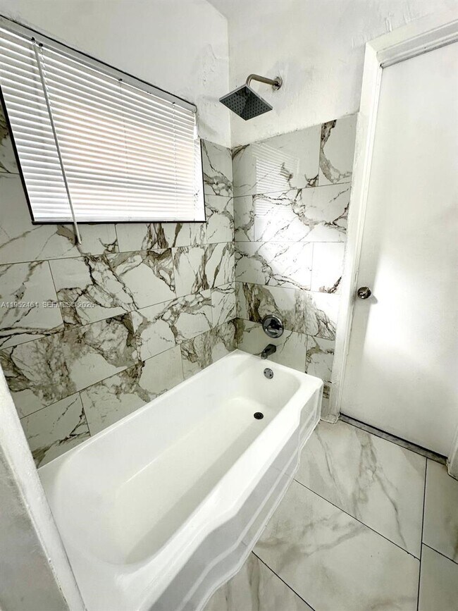 Building Photo - 600 SW 16th Ave