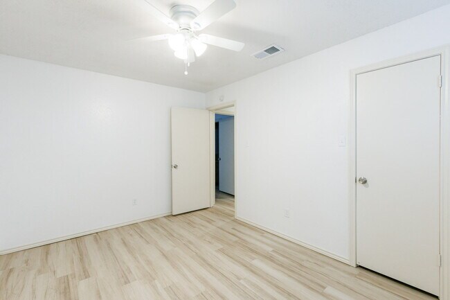 Building Photo - Beautifully Updated Duplex in South Lubbock!