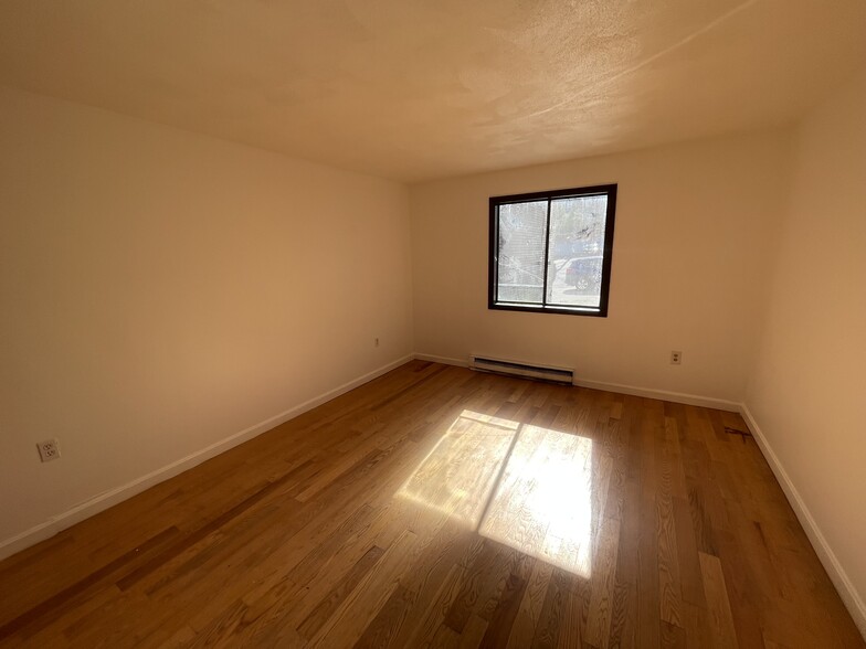 Building Photo - 224 Main St