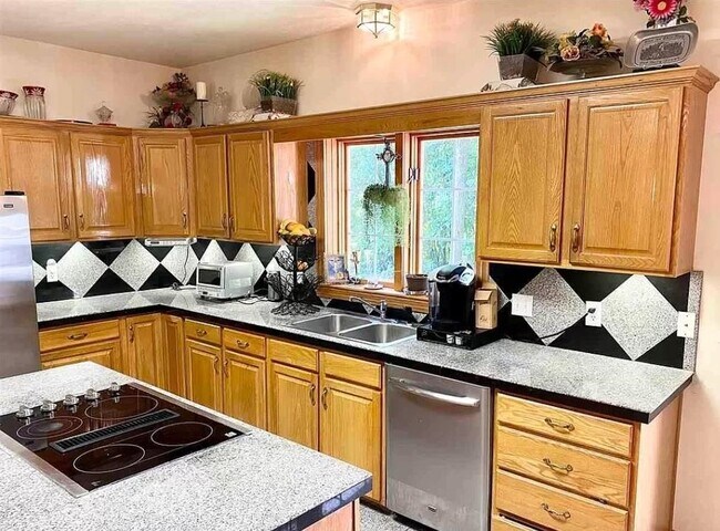 Building Photo - 1556 Shagbark St