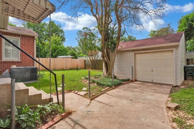 Building Photo - Albany Avenue