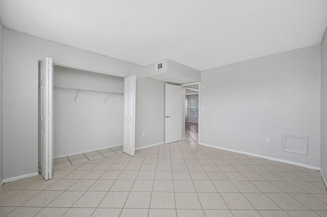 Building Photo - Spacious 2 Bed-1Bath apartment with Pool!