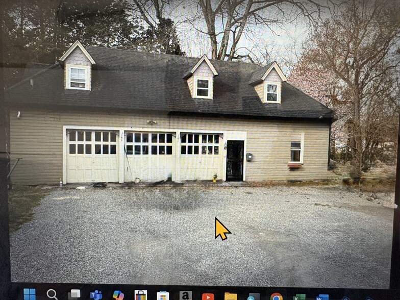 Driveway View - 207 Holly St