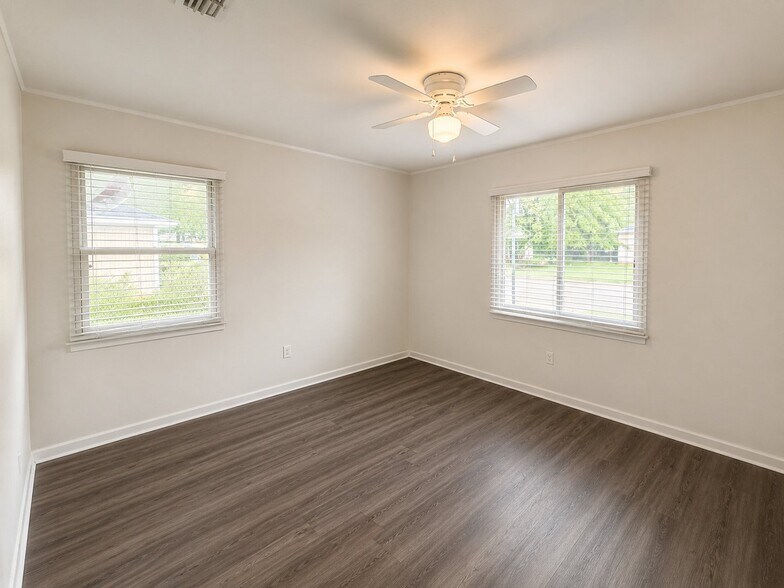 Building Photo - 213 Oak Park Dr