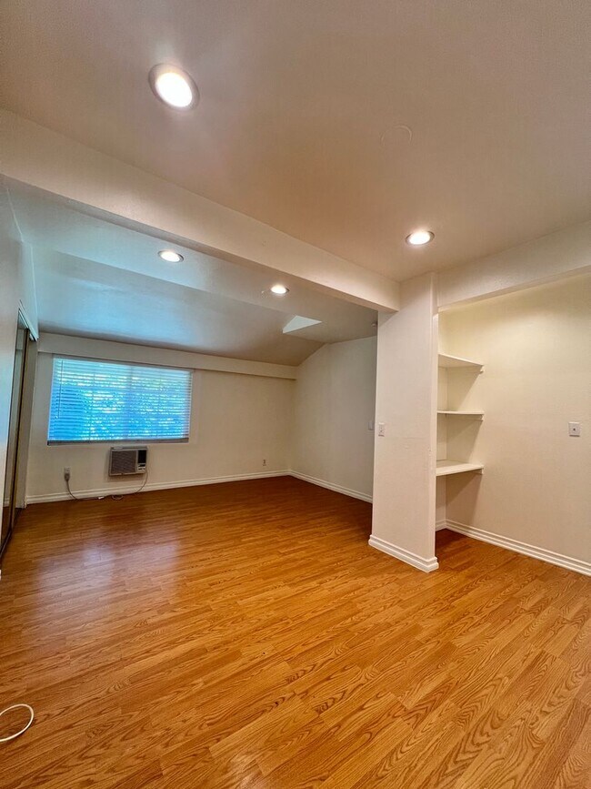 Building Photo - 711 Maltman Ave