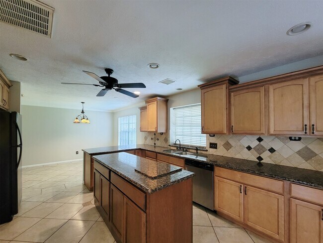 Building Photo - 17207 Meadow Heights Dr