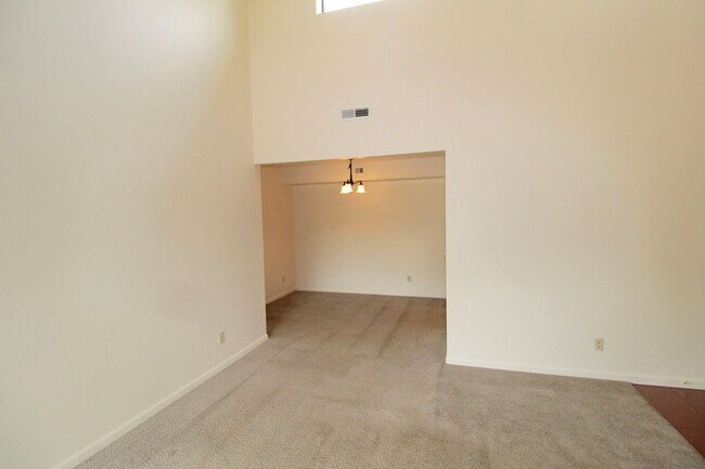 Building Photo - Stunning 2-Bedroom Condo for Rent on Blue ...
