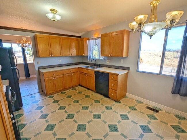 Building Photo - 5 Bedroom Three Bath, Great Location