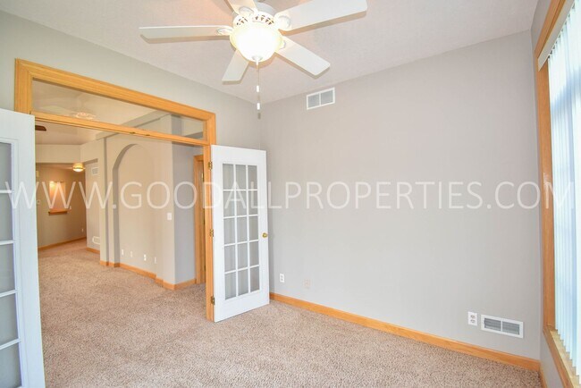 Building Photo - 2 Bedroom 2 bath Town Home in West Des Moines