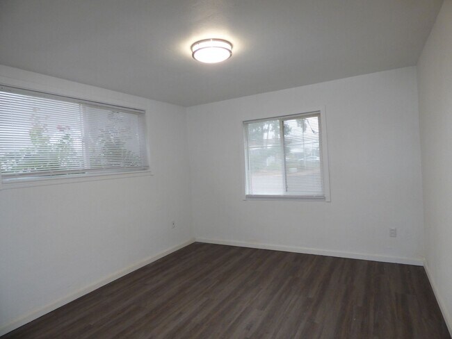 Building Photo - 4772/4776/4782 Sunnyview Rd NE Salem, OR 97305