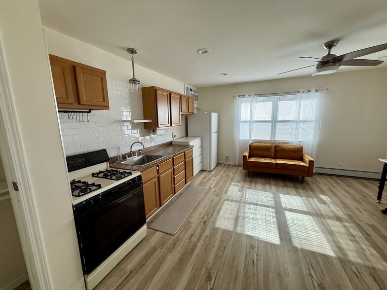 Building Photo - 7215 University Ave