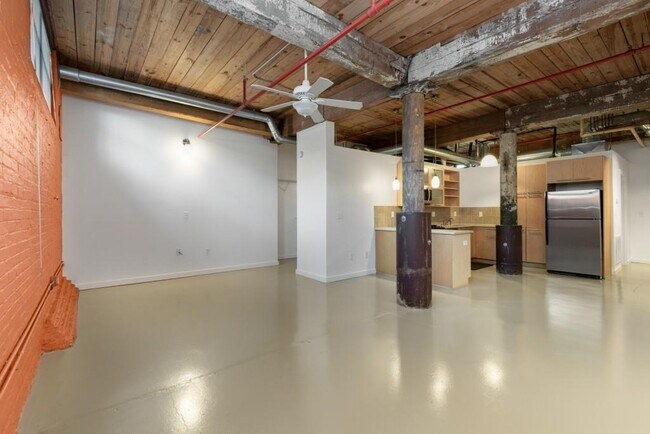 Building Photo - 170 Boulevard SE