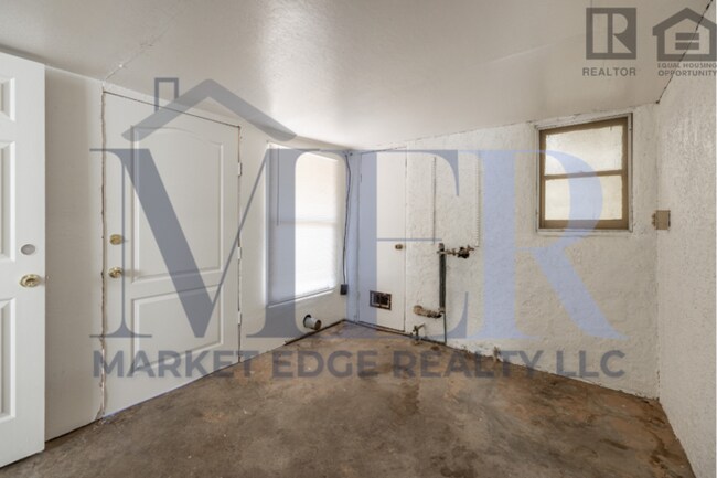 Building Photo - 3Bed/1Bath House at Chandler Blvd/McQueen Rd! Move-In Ready on 06/04/2026! -- NO HOA! RV GATE!