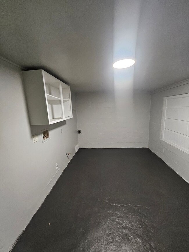 Building Photo - 4bed/2bath house