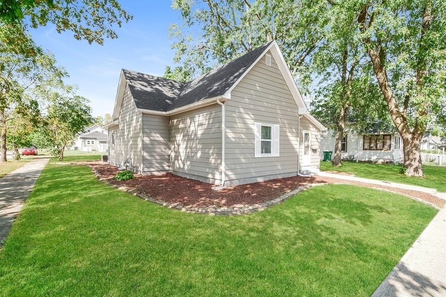 Building Photo - 724 W Royal St