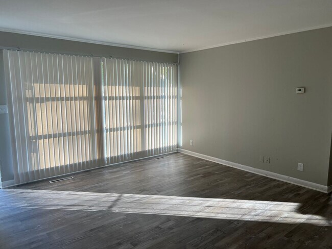 Building Photo - Awesome 2 bedroom ranch Section 8 approved