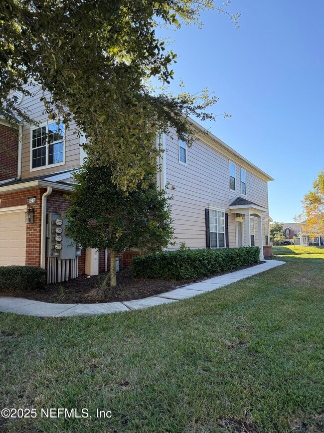 Building Photo - 4210 Highwood Dr