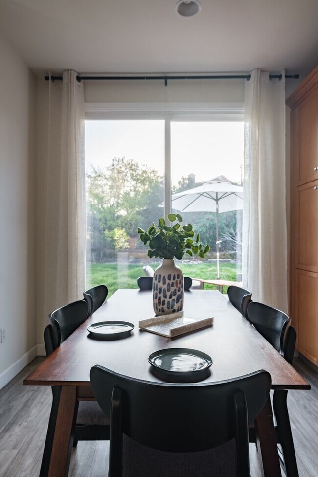 Building Photo - 4 Bedroom Fully Furnished Mid-term Rental