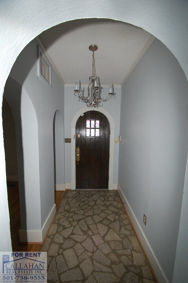 Building Photo - 917 Skyline Dr