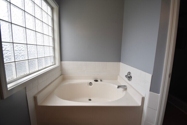 Building Photo - Coming Soon! 3 Bed 2 Bath with a Bonus Roo...