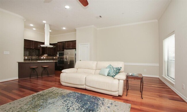 Building Photo - 908 Garden Oaks Terrace
