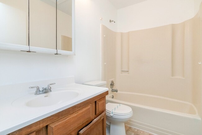 Building Photo - Lovely 2BR/1.5BA Townhome for rent Near La...