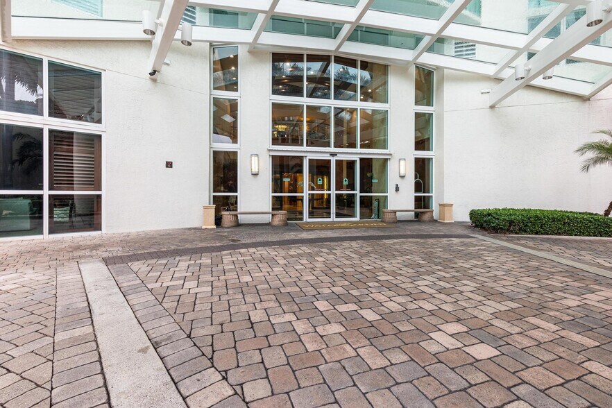 Building Photo - 347 N New River Dr E