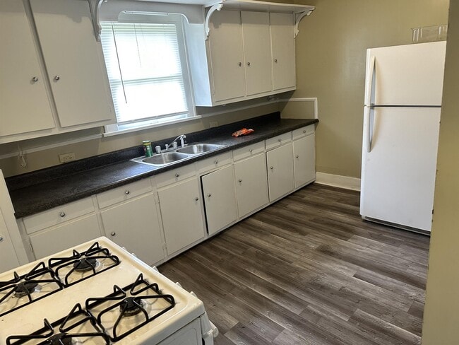 Building Photo - 210 Cherry St