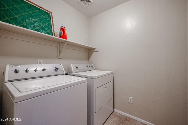 Building Photo - 2646 S Southwind Dr