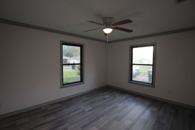 Building Photo - Tour Today! Updated 3 Bed 2 Bath Rental! S...