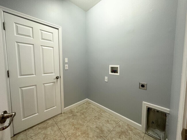 Building Photo - "Spacious 5-Bedroom Retreat with Scenic Views in The Verandahs!"