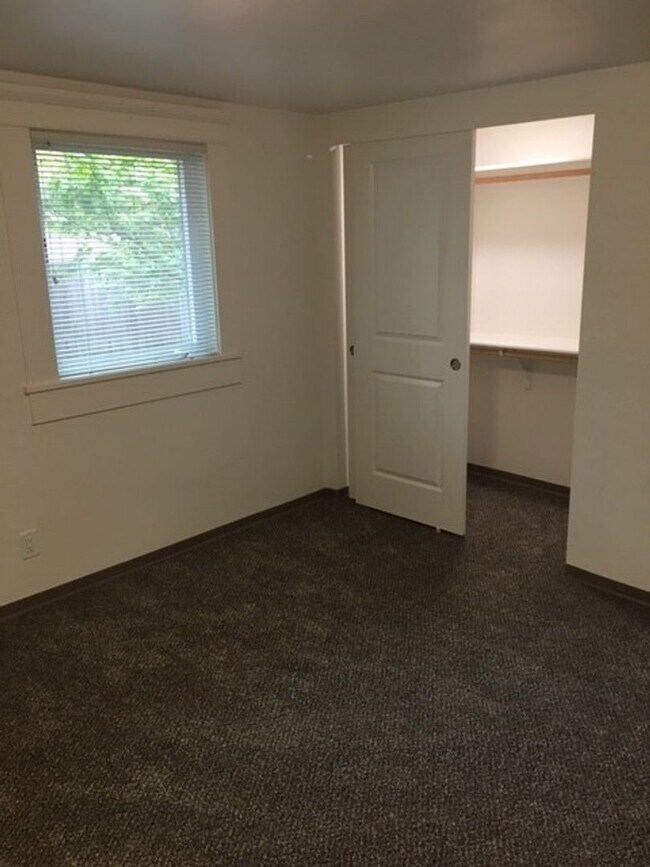 Building Photo - Gorgeous Recently updated 3 bed House Just Blocks from Campus!