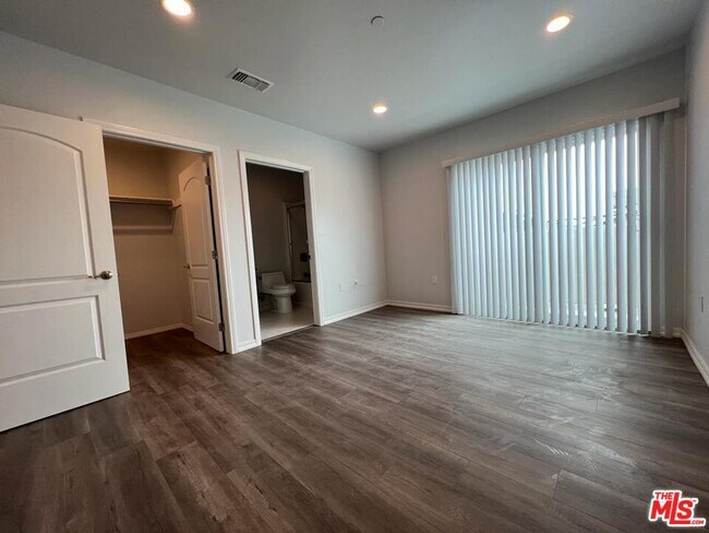 Building Photo - 1529 N Kingsley Dr