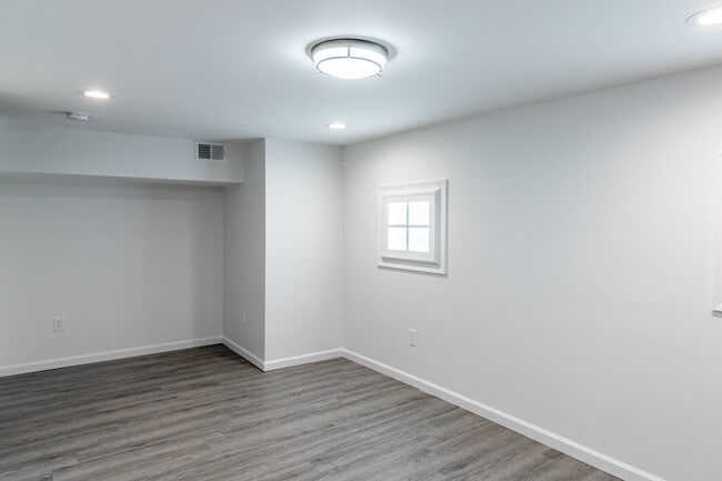 Building Photo - 916 Highview St