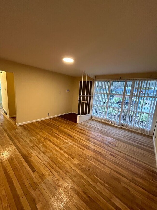Building Photo - Charming 3-Bedroom Home with Fenced Backya...