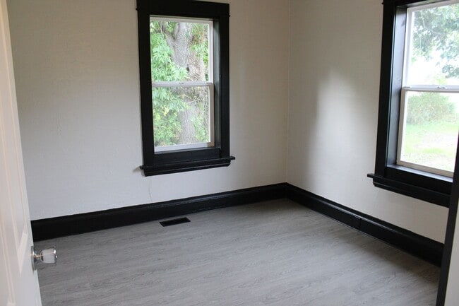 Building Photo - 218 Sabin Ave W