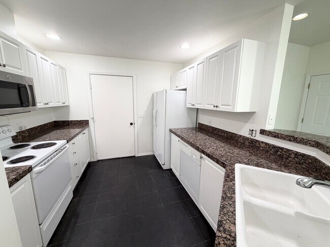 Building Photo - Light & Bright End Unit Condo!