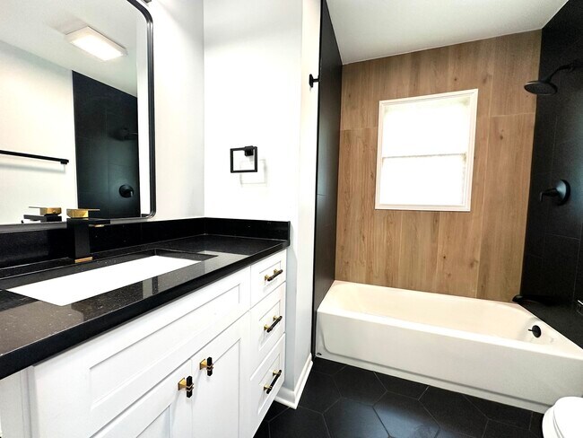 Building Photo - 1007 Pine St