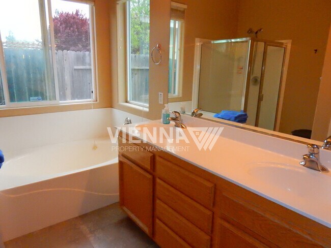 Building Photo - 550 Davenport Way