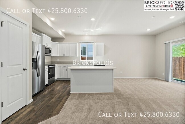 Building Photo - Exceptional Bremerton Home with Easy Acces...