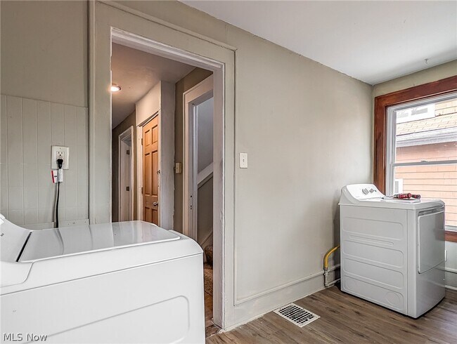 Building Photo - 1268 Pondview Ave