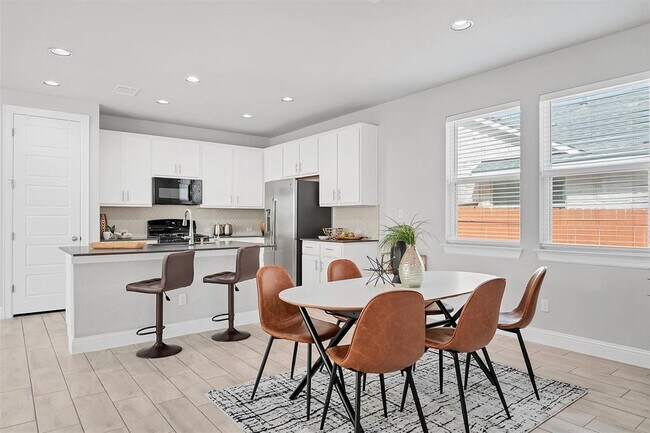 Building Photo - 2404 Burberry Ln