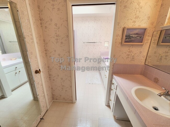 Building Photo - Spectacular 4 Bd/3 Ba, 2379 sf (plus separate structure ideal for office), single-family house in...