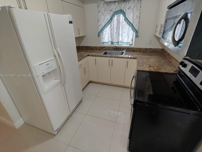 Building Photo - 1465 NE 149th St