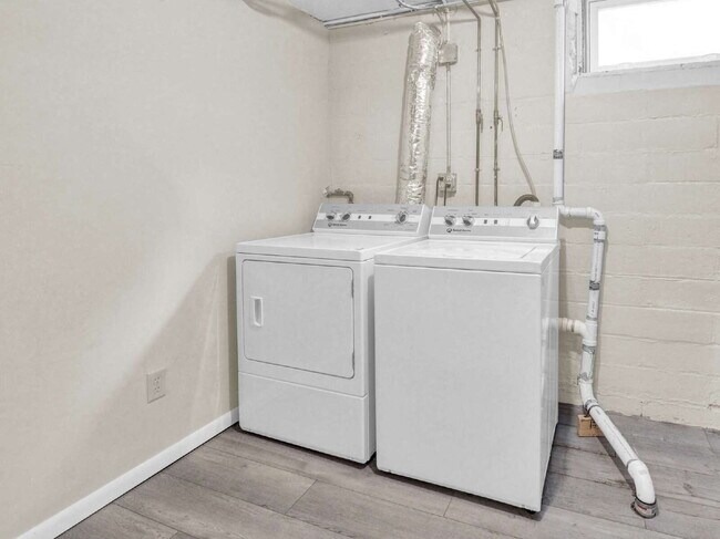 Building Photo - Spacious 5 bedroom home on Minnehaha Parkw...
