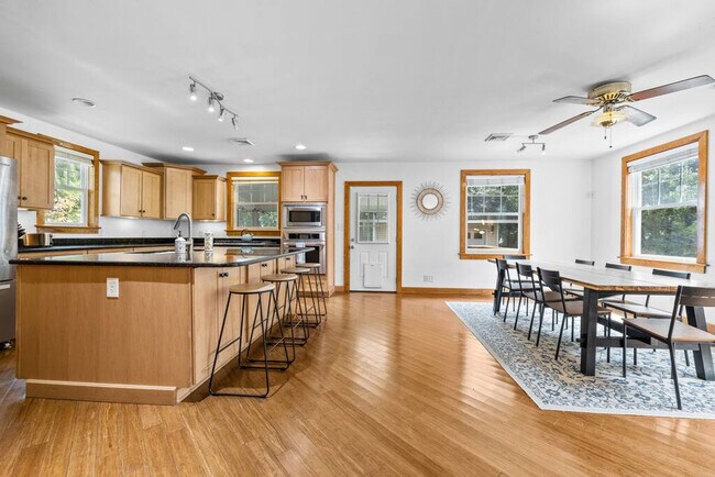 Building Photo - 912 Little Bay Ave